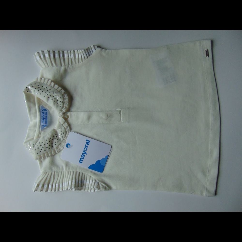 White t-shirt with collar